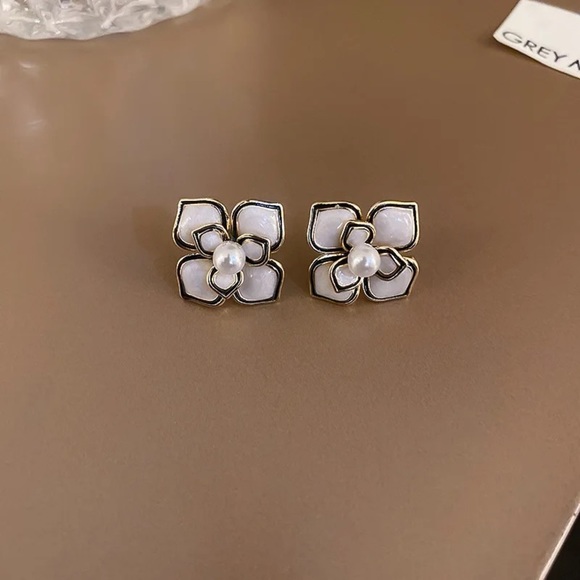 Modern Flower White and Gold Earrings with Central Pearl - Picture 3 of 10